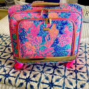 BRAND NEW LILLY CARRY ON